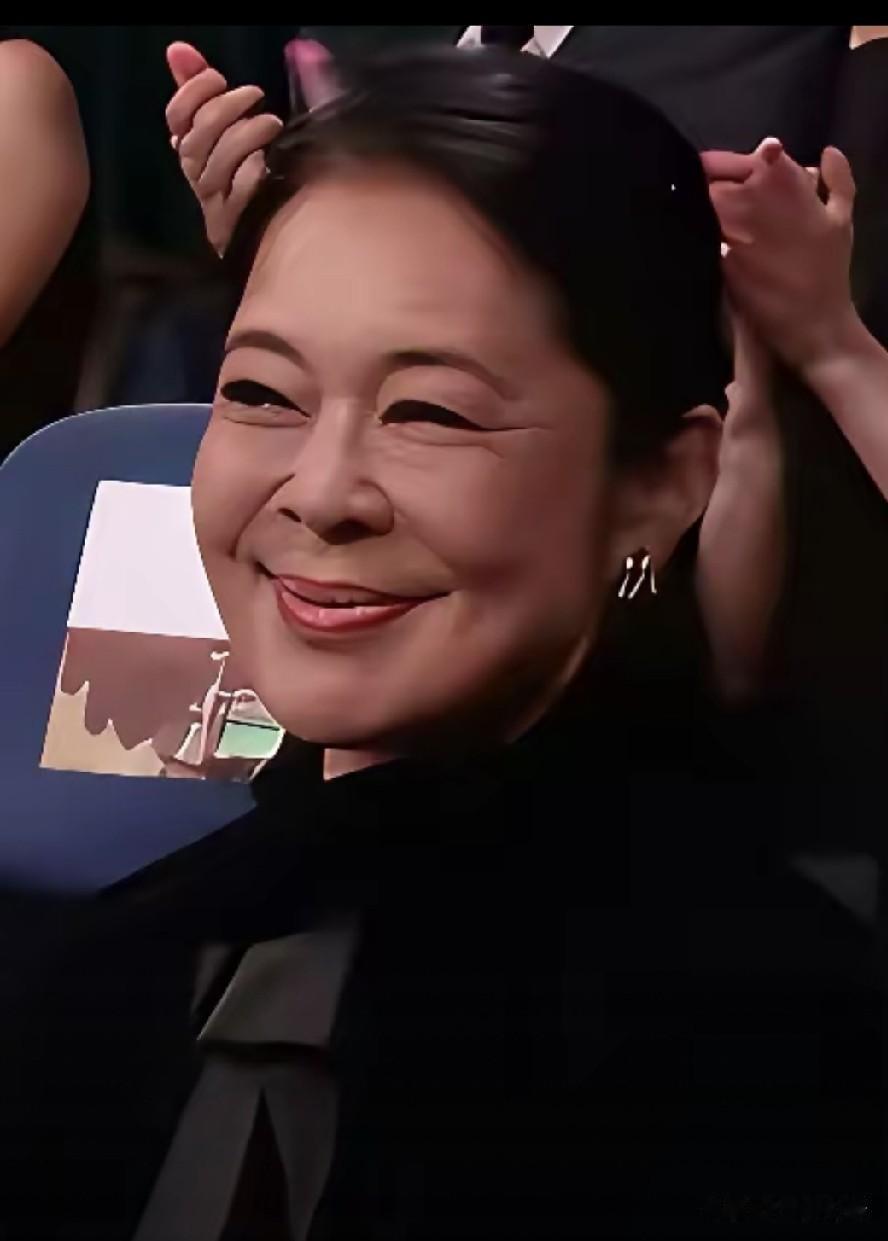 没啥事儿千万别啥都往脸上倒饬，弄来弄去就弄坏了。人老了，女人们都喜欢往脸上打点