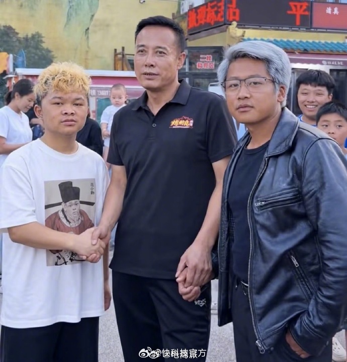 【马云黄仁勋马斯克山寨三巨头线下合体】近日，一段范小勤、烤斯克、黄银勋...