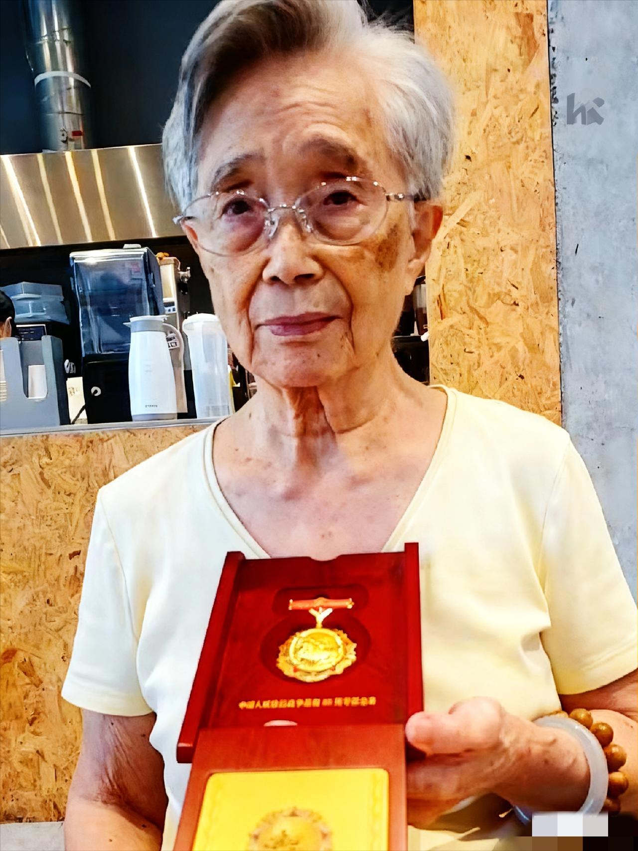 说起杜聿明的女儿,大家肯定先想到大女儿杜致礼——毕竟她是杨振宁的夫人,俩人的故事