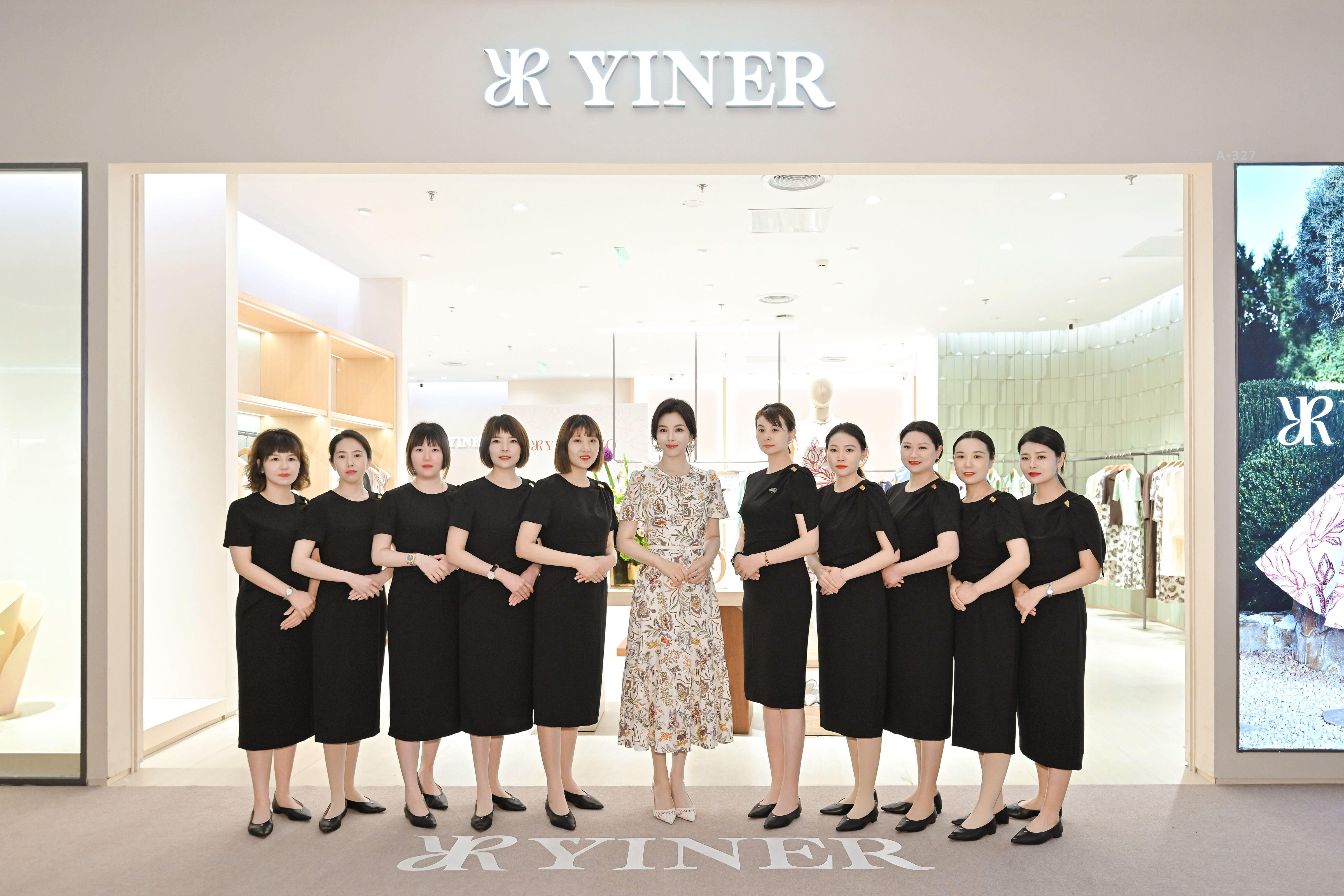 今天居然还有刘涛的合照看