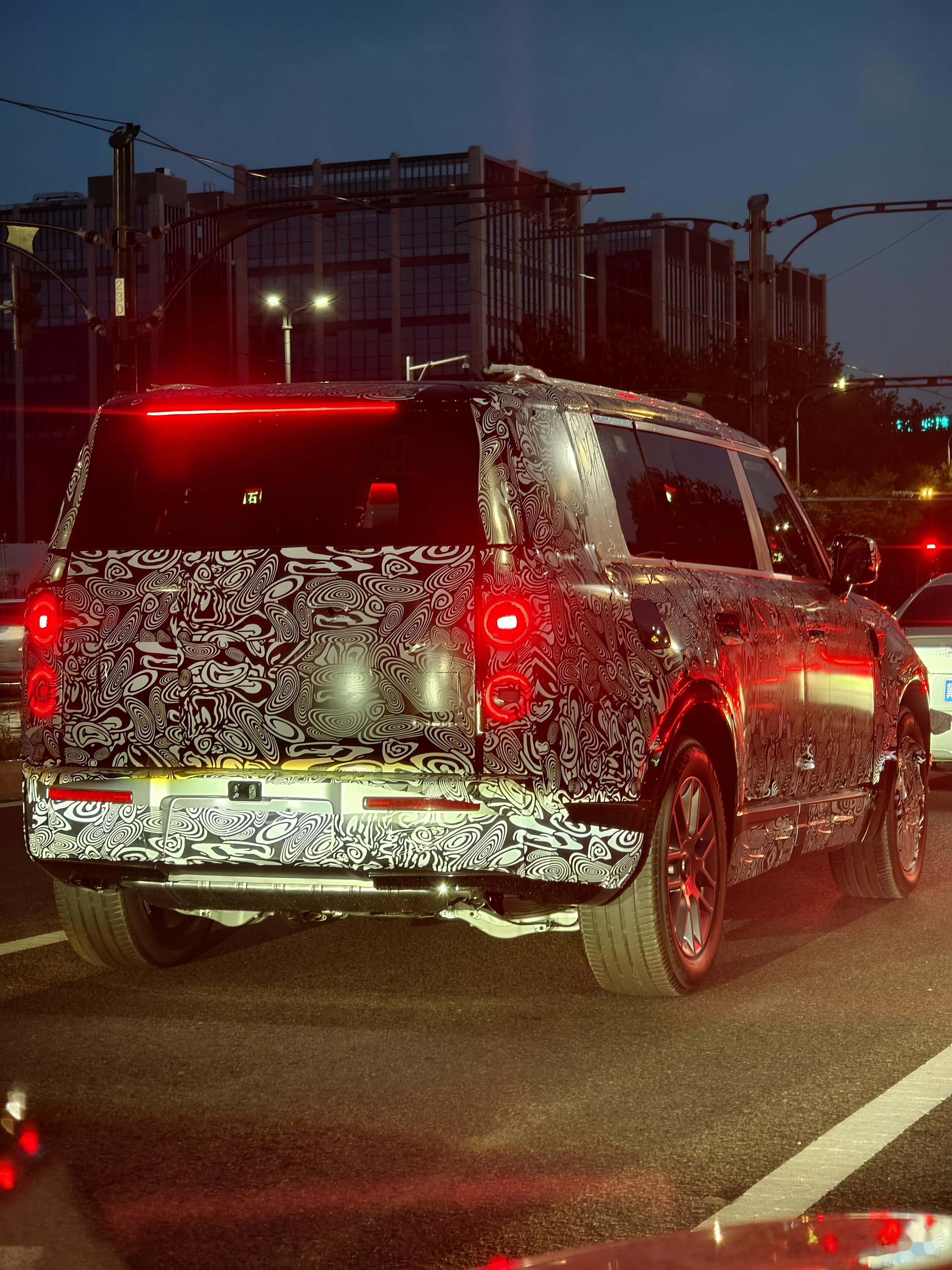 享界g9路试车