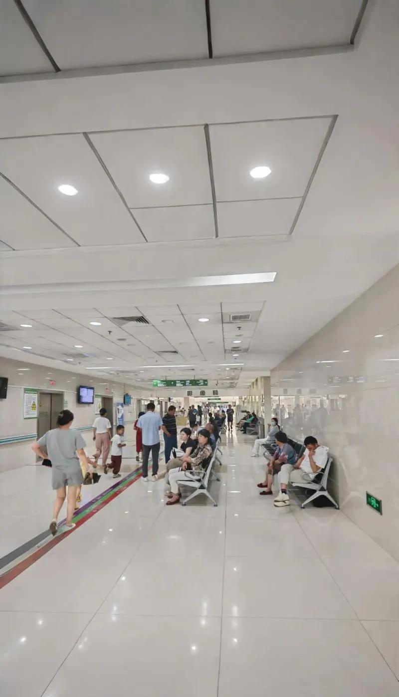 最近跑医院几次，发现医院搞卫生的人越来越年轻化了。江门市某三甲医院的住院部，负