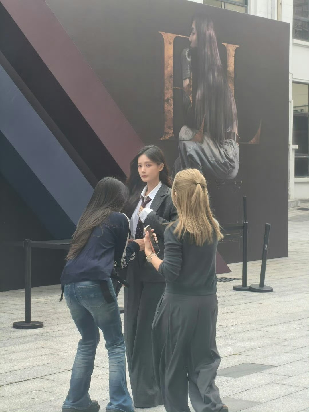 李一桐今天线下生图美成啥样了，在现场我也会尖叫[笑着哭]​​​