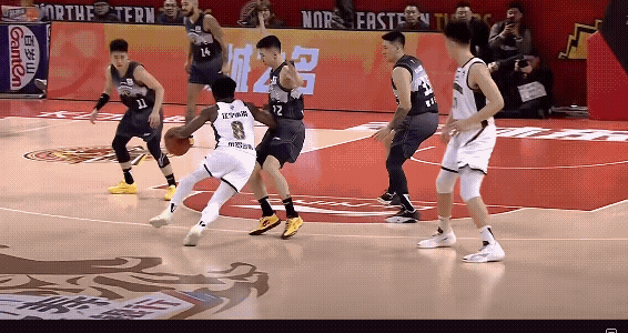 如此来看当初辽宁男篮更应该选择姜伟泽而不是姜宇星，毕竟姜伟泽更年轻，外线投射也