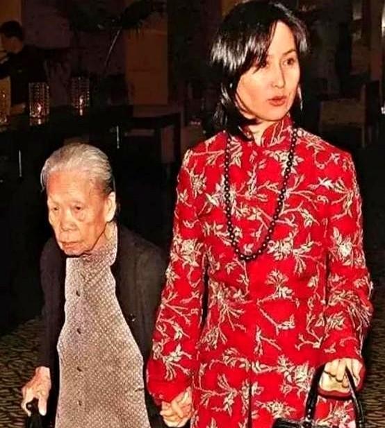 身价百亿的何超琼，身边有10名保镖、4名保姆。一天，保姆晶姐找到她说，自己的眼