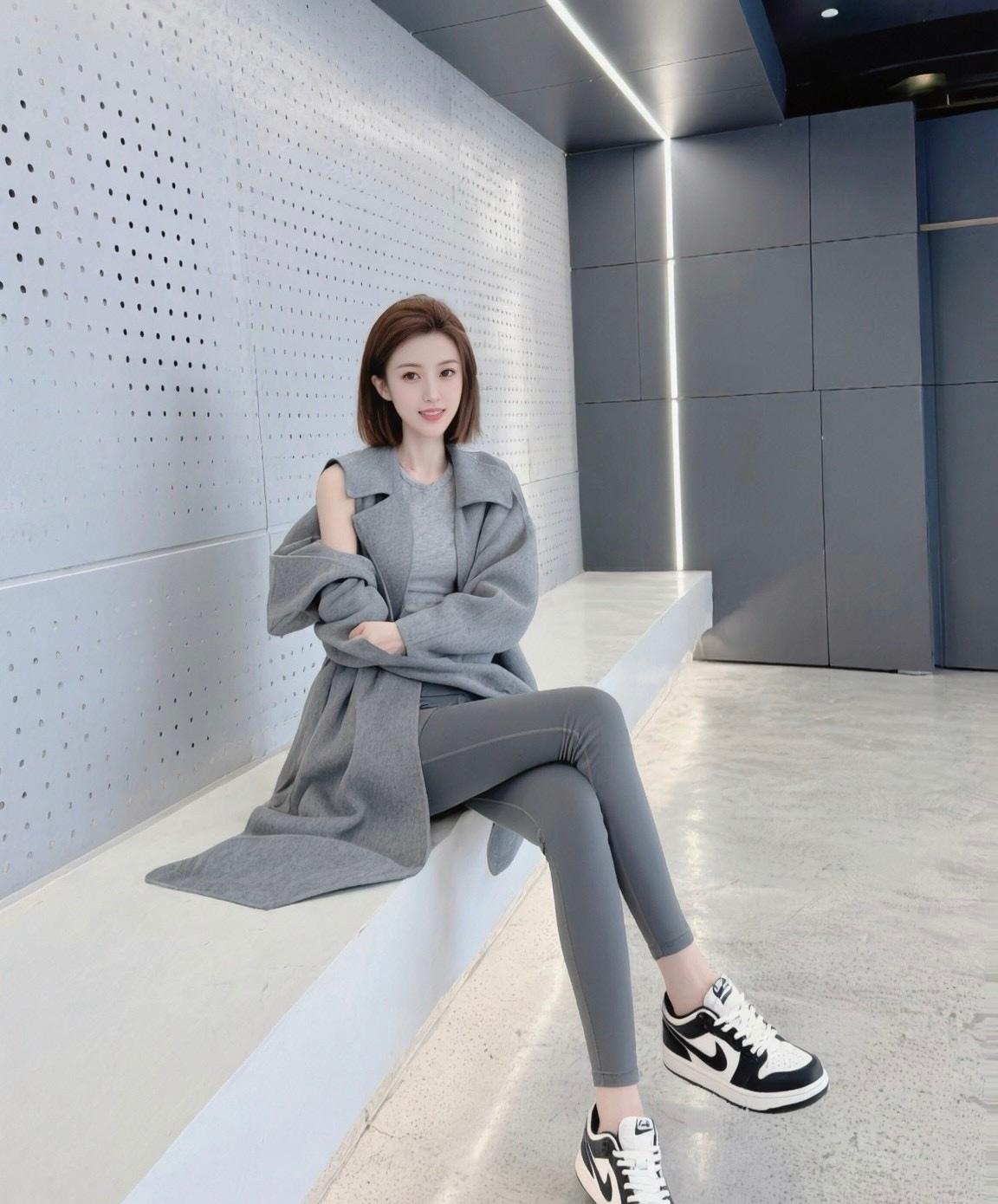 灰色毛衣搭配运动鞋，舒适又时尚！