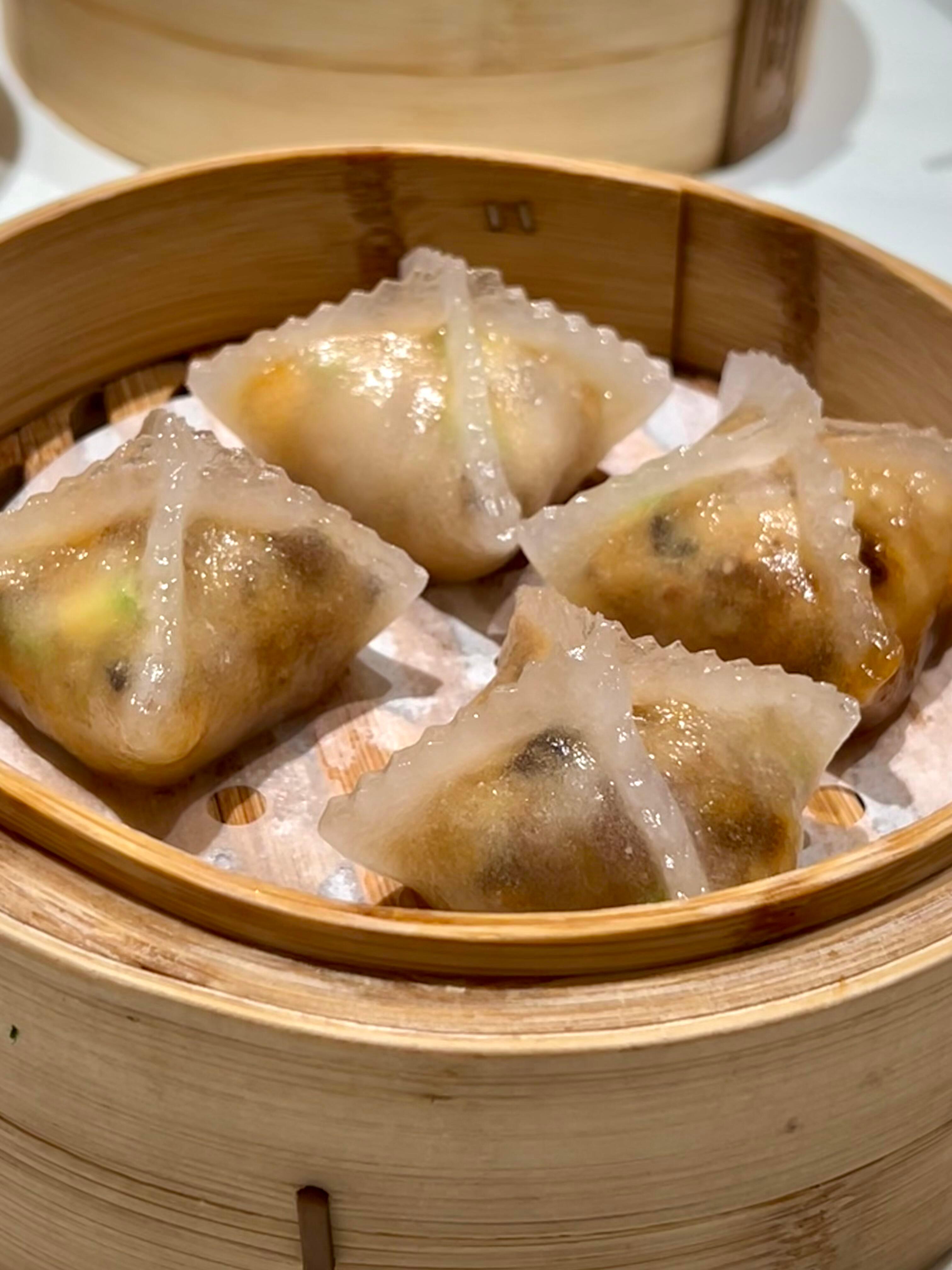 广州人的周末从吃开始广州人有自己的疯狂美食周末属于广州的周末快乐，是被各类美食承