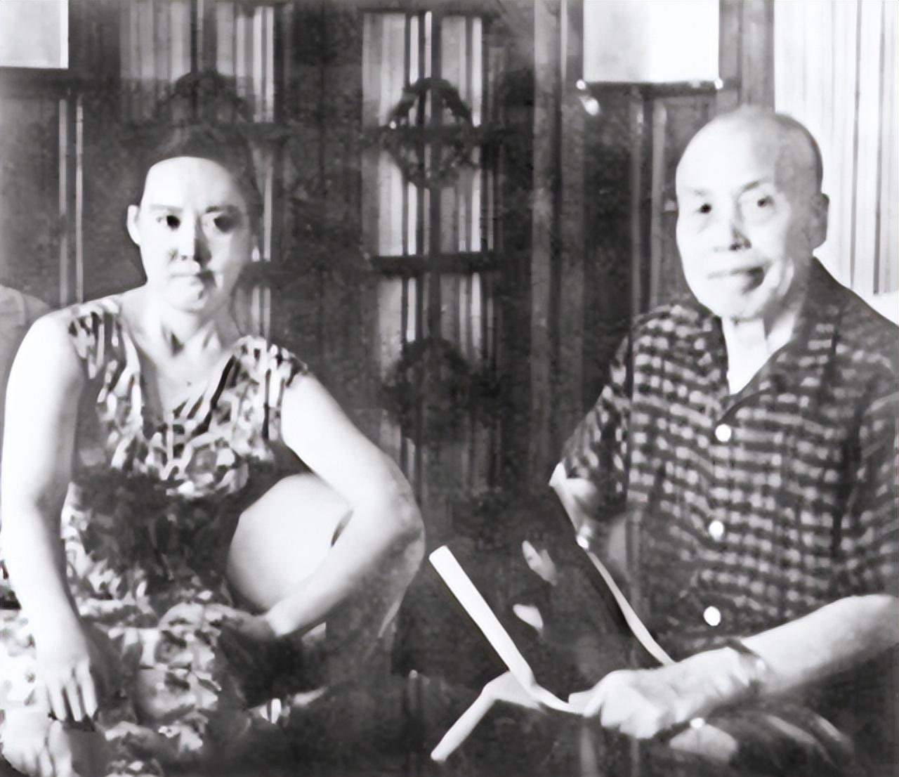 1966年，75岁的李宗仁一把搂住了27岁胡友松的小蛮腰，在她脸上吻了一下，盯着