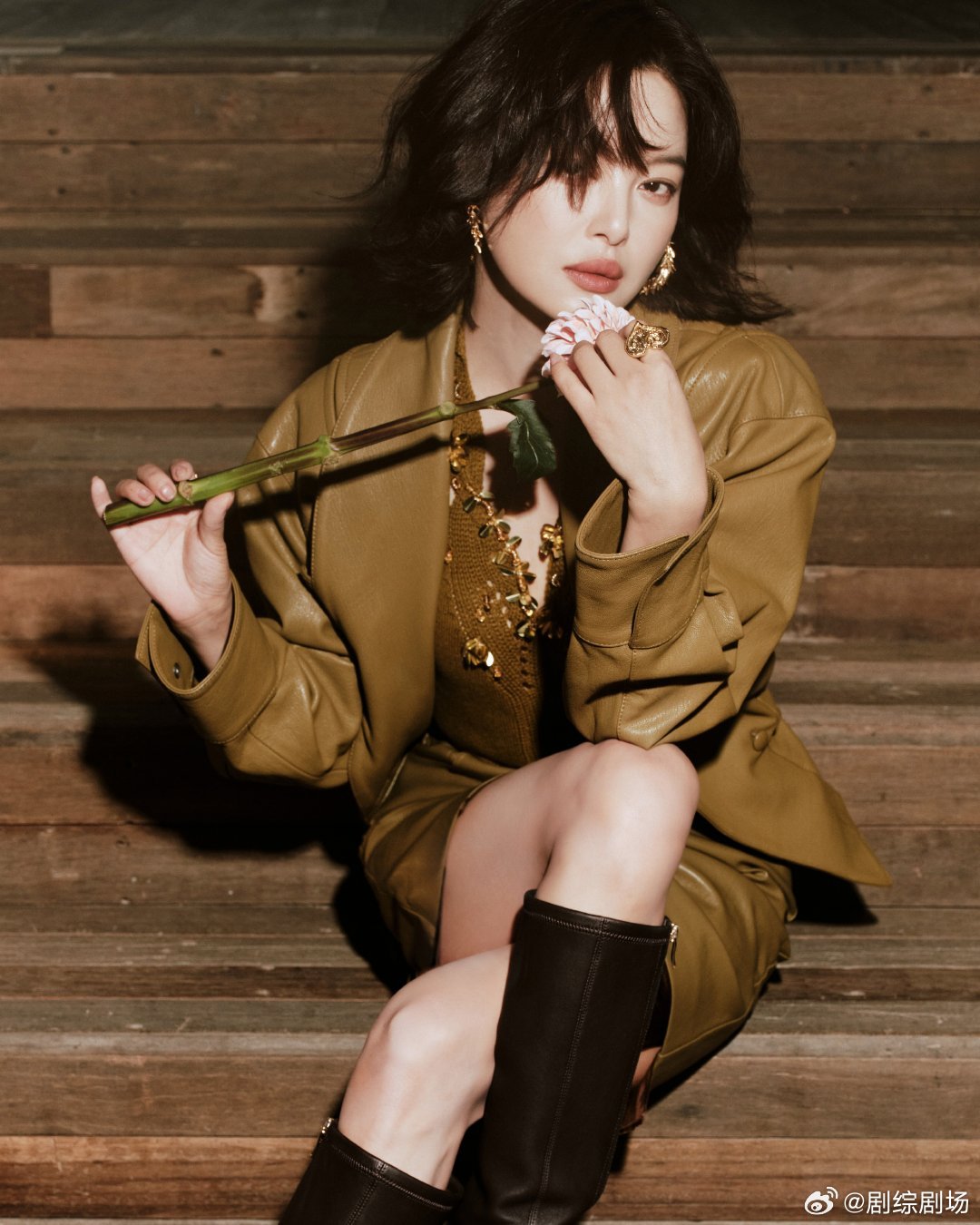 谁能拒绝辛芷蕾这种大女人氛围感📸复古皮衣+长靴，冷感与温柔碰撞。手持鲜花随性摆