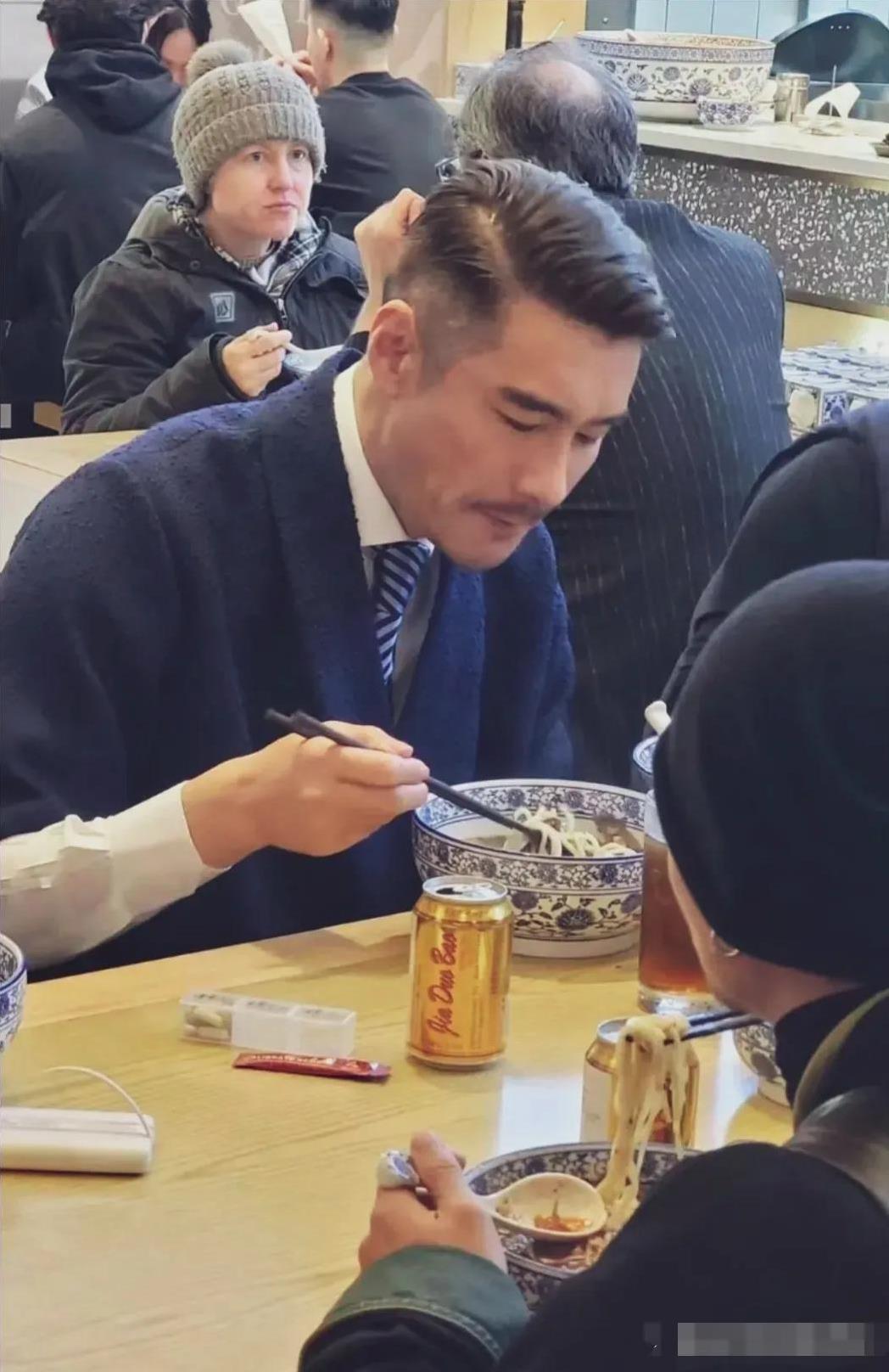 胡兵在伦敦饭店专注吃面，西装革履三七分发梳的一丝不苟，鼻子挺拔，53岁看着很年轻