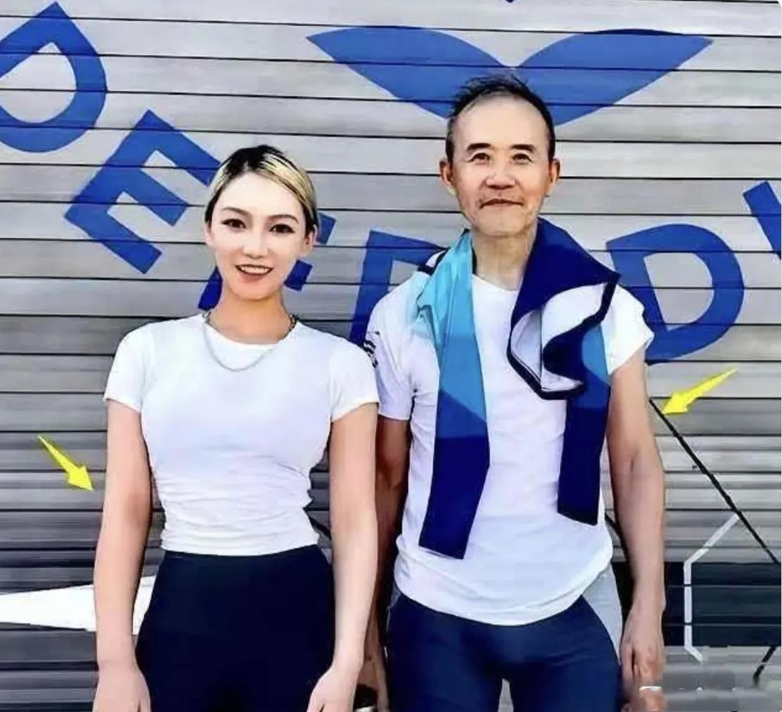 74岁王石与28岁健身女教练同框，他身姿挺拔，健身成瘾；教练肌肉线条凌厉，甜猛兼