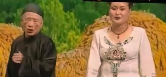 关小飞刚发完声，评论区就炸了。力挺？站队？她微博底下第一条热评：“姐，先看