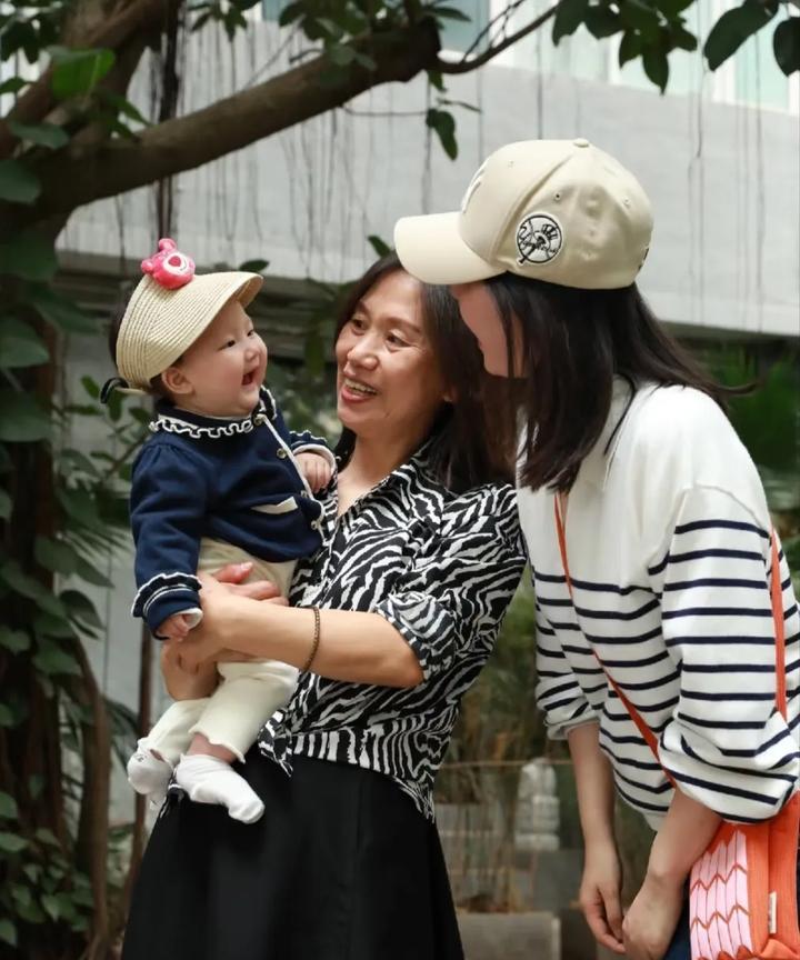 婆婆肠子都悔青了，就因为我坐完月子在家带孩子没出去上班！她就看我不顺眼，对我埋怨