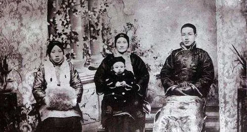 1901年冬，14岁的蒋介石和19岁的毛福梅拜堂成亲，主婚人刚喊完“送入洞房”，