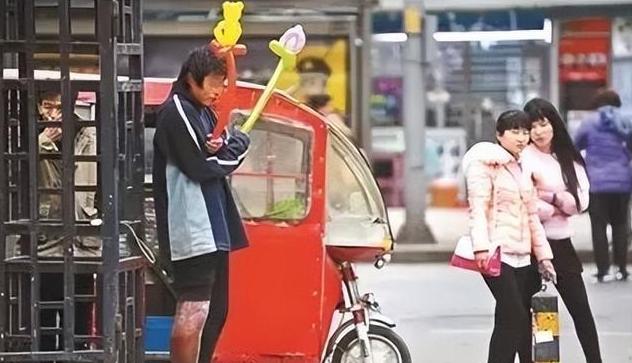“北大才子”今成街边乞丐，炒期货赔了400万，母亲卖掉唯一的房子替他还债。20