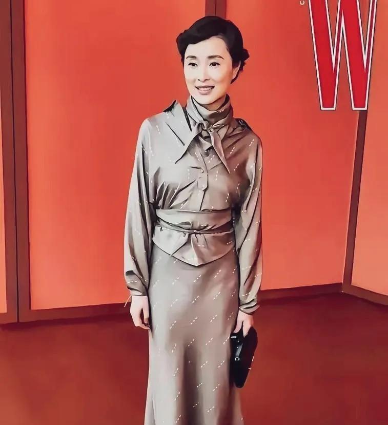 吴越这套穿搭真是一言难尽，吴越一向优雅知性越是设计简衣服！在她身上越能展现简约