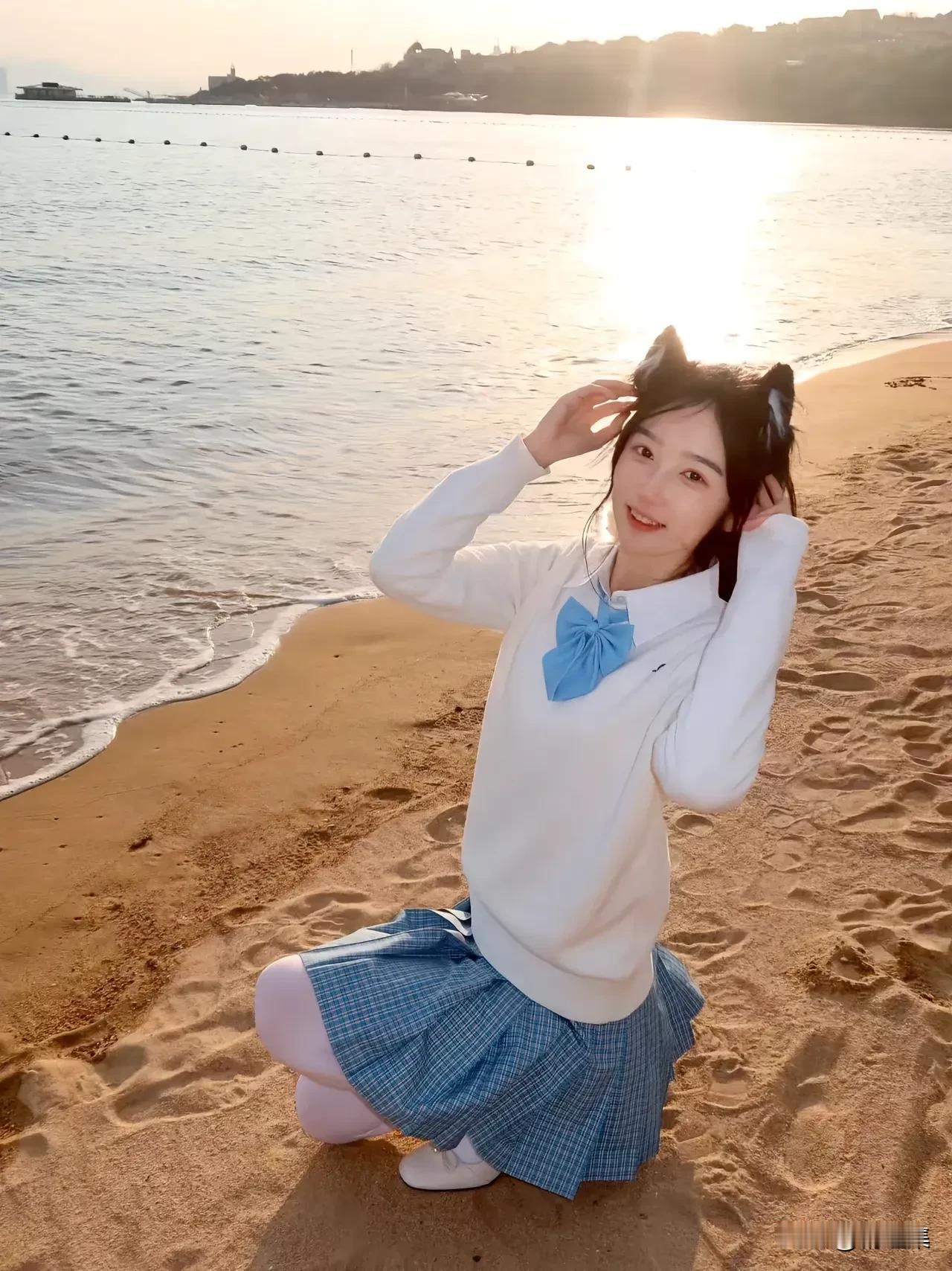 海边少女，猫耳发饰，青春洋溢，阳光沙滩