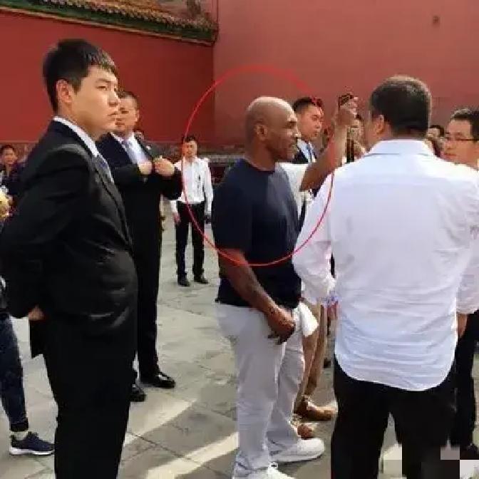 2006年，一辆黑色奔驰悄悄驶入天安门广场，台上的世界重量级拳王泰森低调走下车，