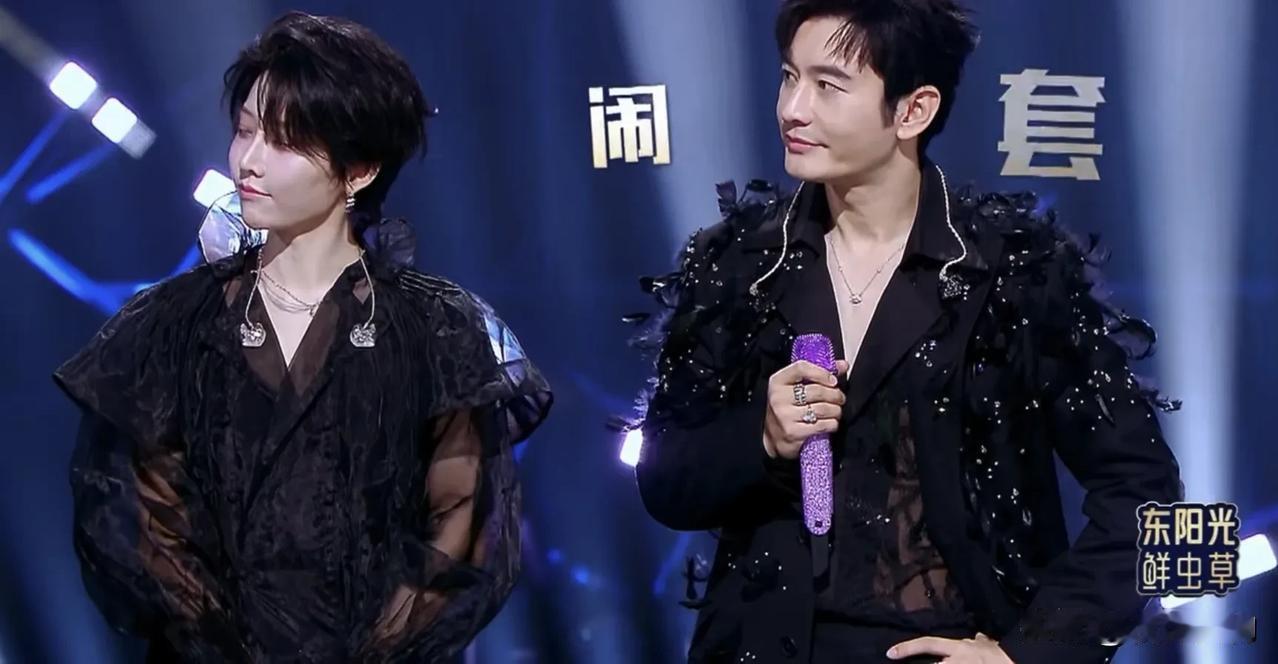 黄晓明上《天赐的声音》，主持人直接提18年前的那个英文梗"闹太套"。黄晓明一脸松