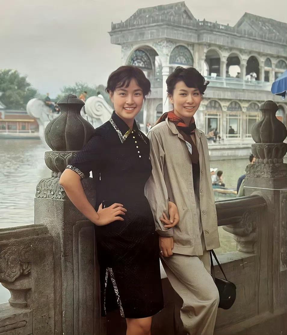刘晓庆和日本女演员栗原小卷，一张罕见的合影，这张照片拍摄于1980年，地点在北京