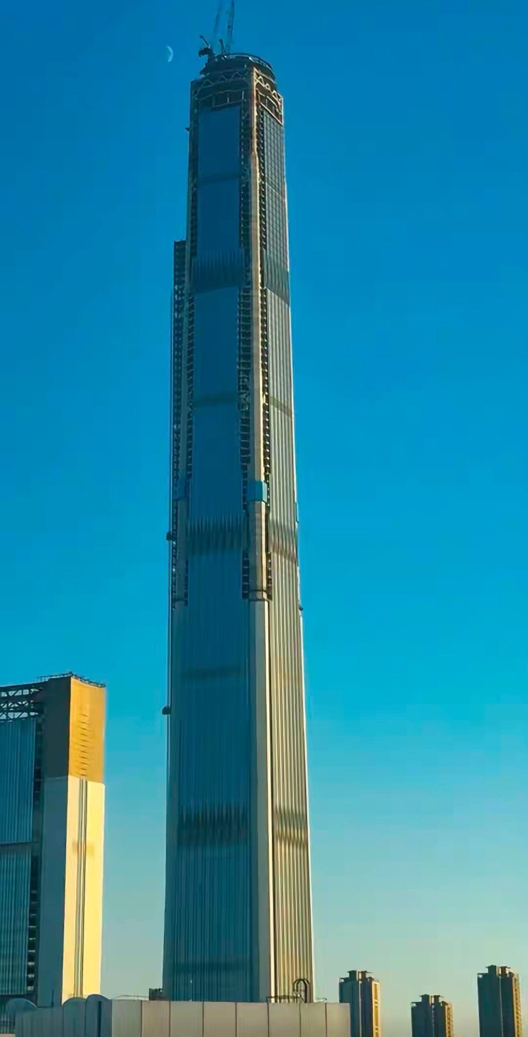 天津117大厦竟然被拍卖了乍一看确实不可思议停工多年的117大厦，竟然被成立9天