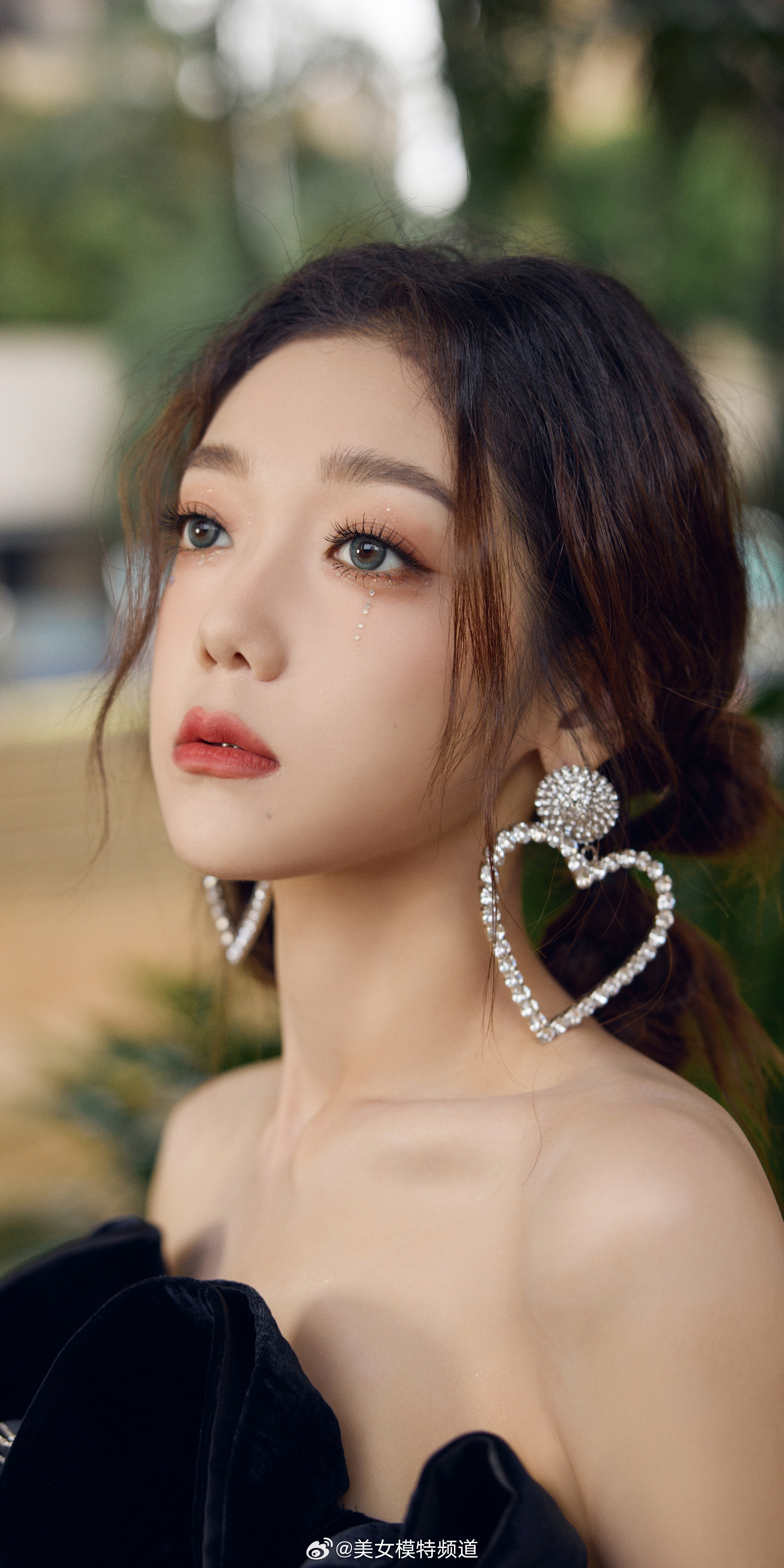 希林娜依高黑裙美背