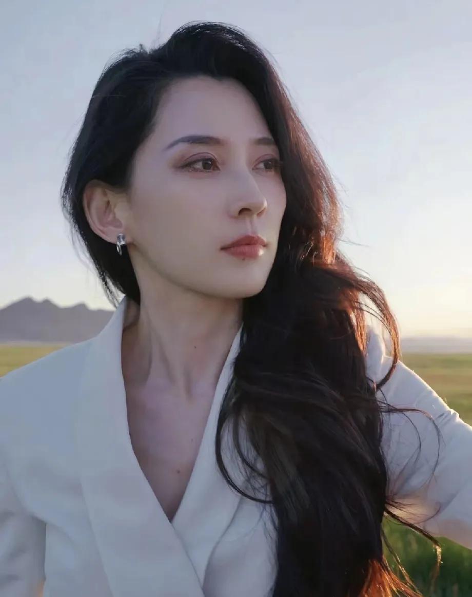 汪峰的五任妻子森林北，原名李巧，带着第一任丈夫的女儿嫁给了娶过四任老婆的汪峰。#