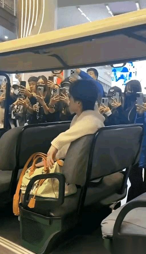 我真是笑不活了，又心疼又好笑。我们世界冠军，刚下飞机，累得跟狗一样，结果被堵得