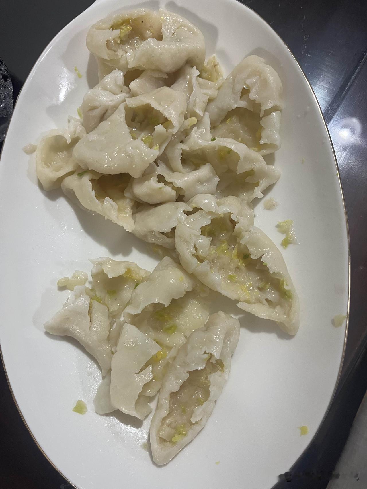吃饺子人最高境界。晚上10点，孩爸在接小女儿晚自习回来的路上，打电话让我可以