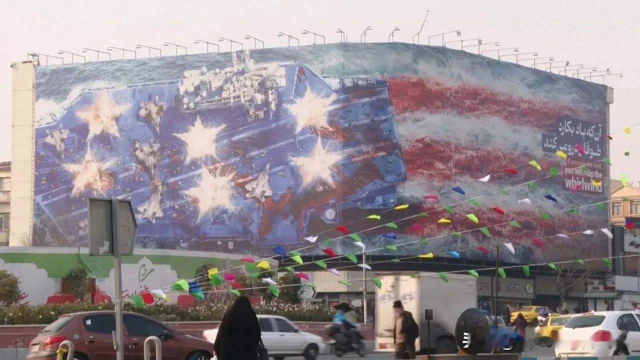 美军航母杀到家门口，伊朗直接“手扣扳机”！这波硬碰硬，把中东局势推到了悬崖边。