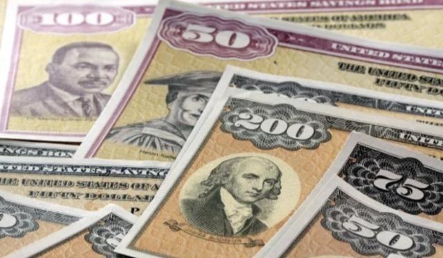 谁都没想到，一位前美联储官员退休前说：美国国债快崩了，全靠中日英法硬接。他透露，