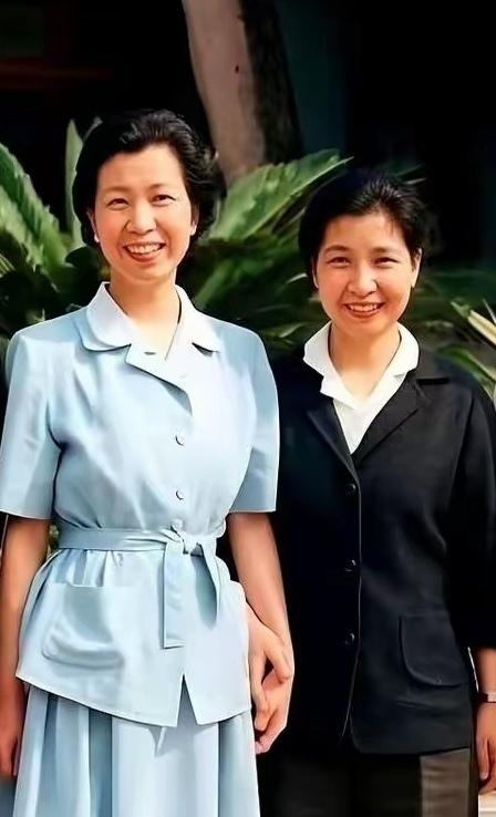 你说，这两位女性哪一位是毛主席井冈山时期的老战友曾志？考考你，看看你眼神…井冈