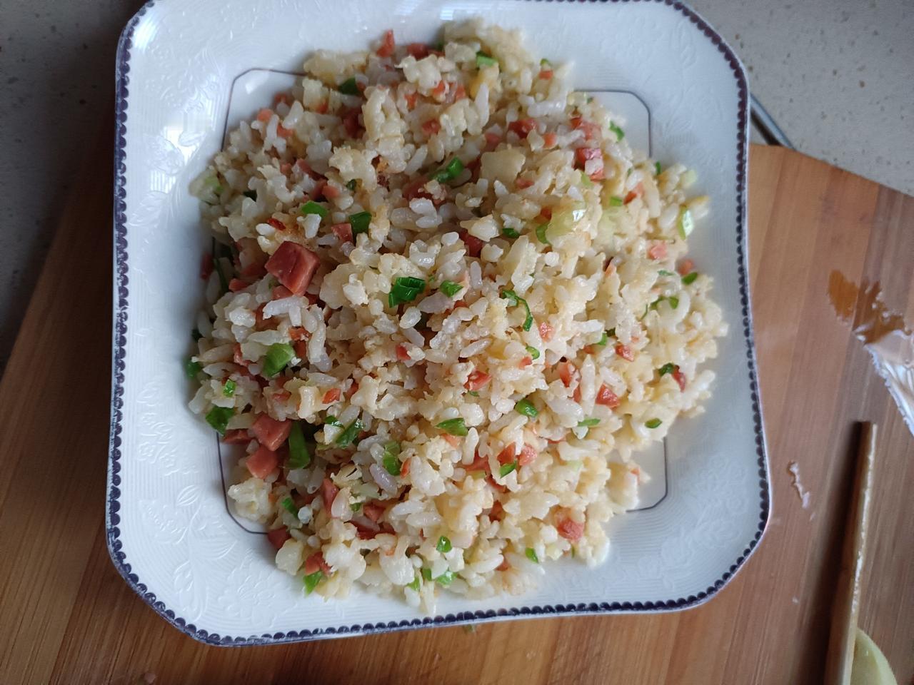今天准备早点吃饭，吃了歇会，下午出去有事。一只蛋炒饭，一只茭白