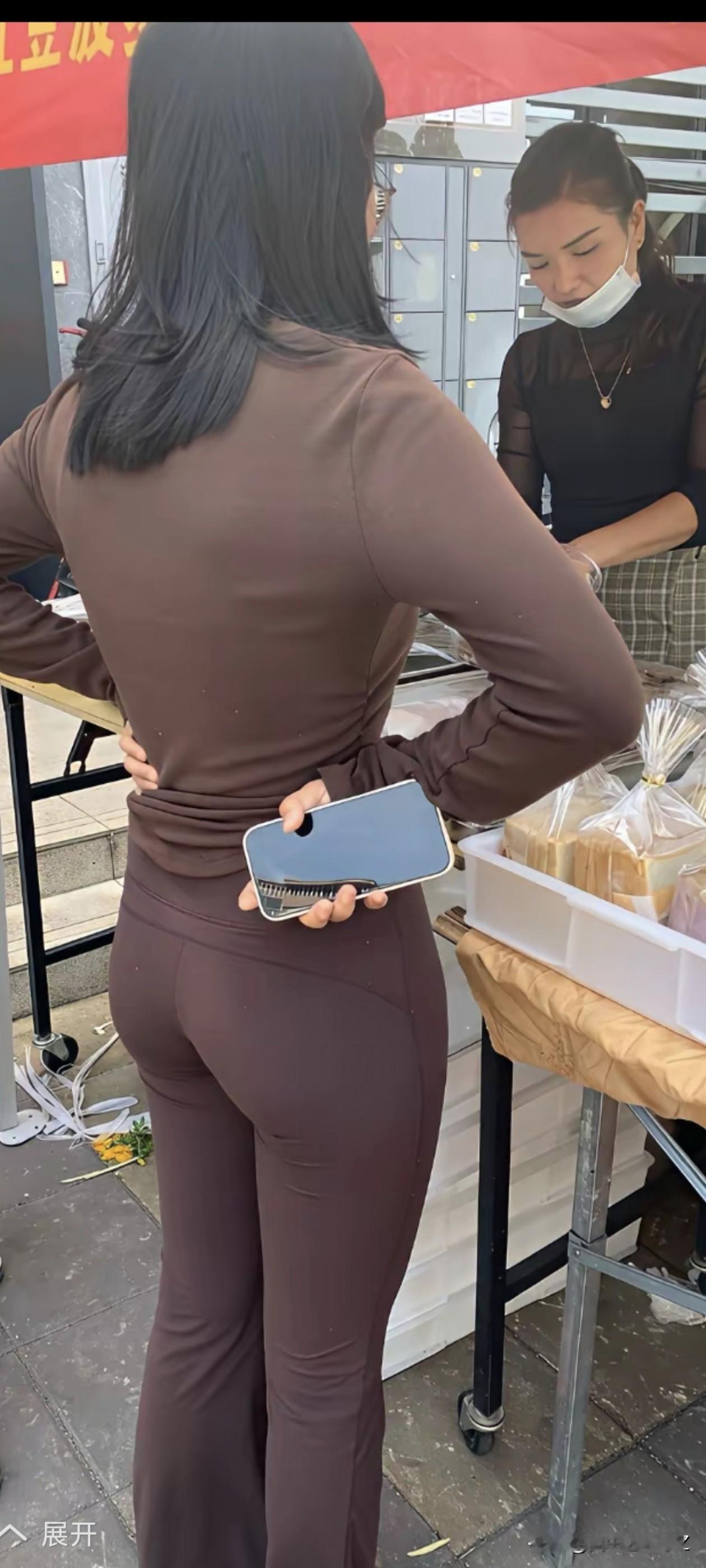 抓拍购物小姐姐