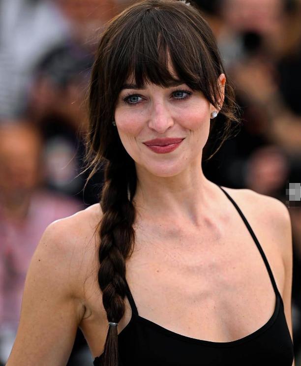 达科塔·约翰逊这回真醒了！八年啊，整整2600多天，她居然没等来克里斯·马汀的