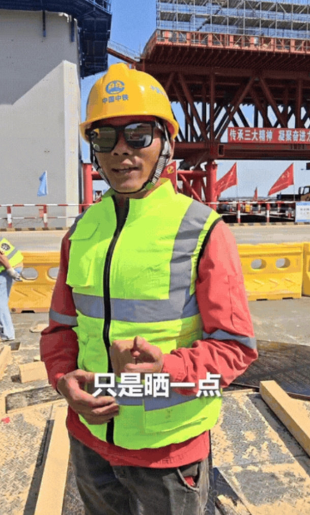 “别让外国人知道！”湖北武汉，工人们正在顶着38℃的高温天气建设汉南长江大桥，但