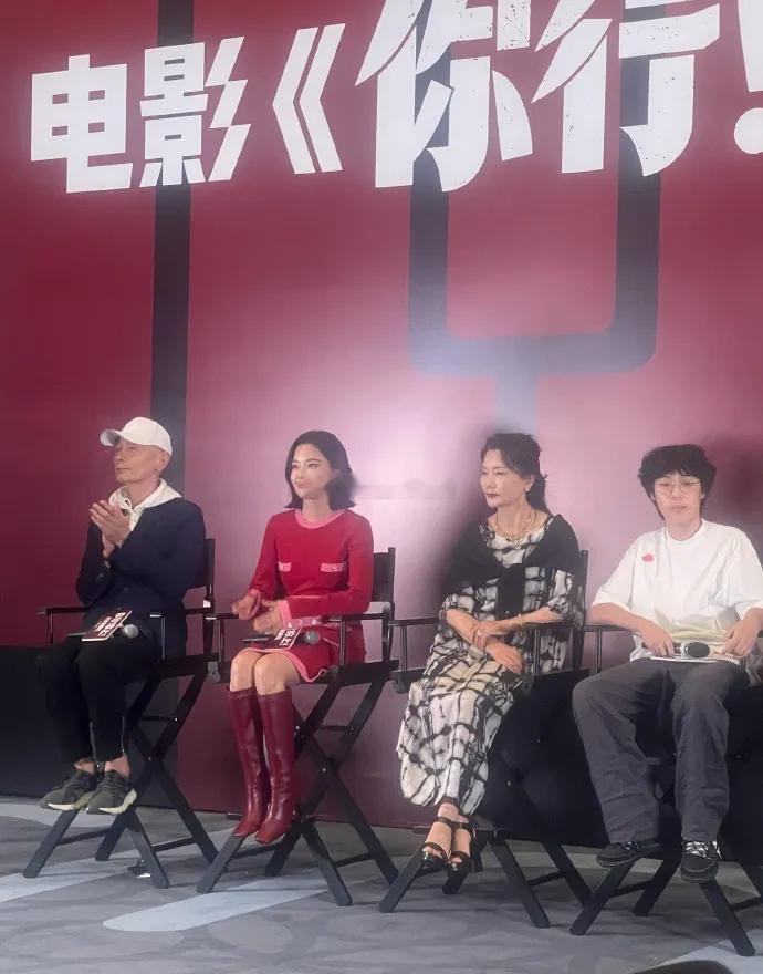 辛芷蕾和葛优还有马丽一起出席活动，葛优里面穿白色连帽卫衣，外面套着黑色的西装，脚