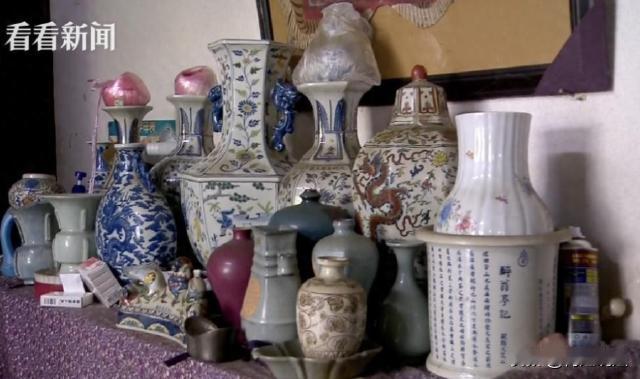 上海，张老伯退休后沉迷古玩收藏，幻想暴富，家中藏品堆积如山，还坚称有20个价值两