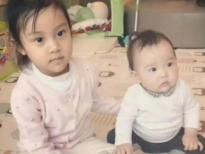 甜馨和小酒窝原来从小就认识了呀，真的是可爱又漂亮的好姐妹​​​