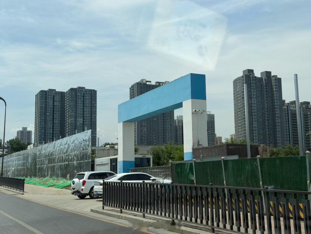 降高后的银泰中心开始复工？工地正在进行全新围挡西安生活西安商业西安·西安市幸福