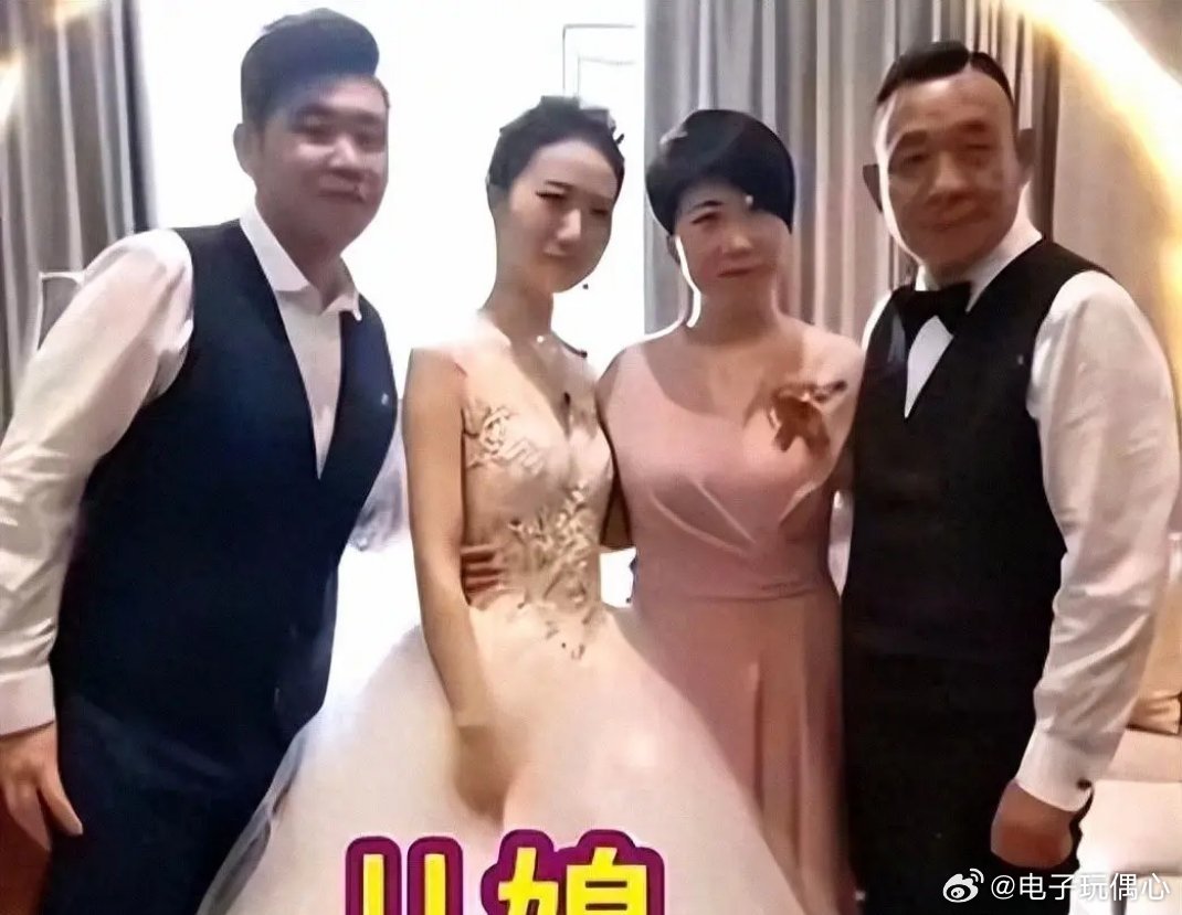 于东来儿媳首度正面亮相，颜值出众，与婆婆马丽撞脸如复制粘贴