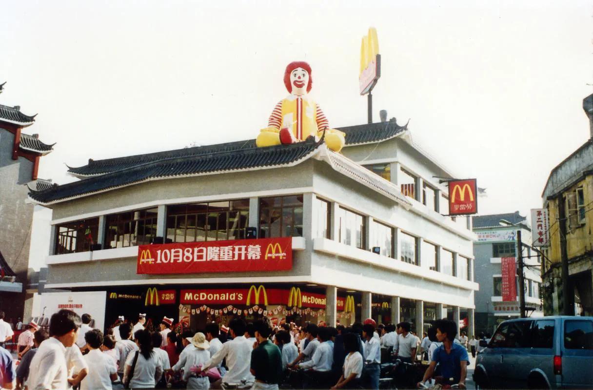 1990年10月8日，中国内地第一家麦当劳在‌深圳东门解放路光华楼‌正式开业，当