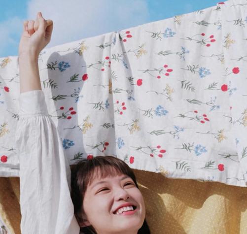 我邻居王阿姨，晒了一辈子被子，总是趁大中午太阳最毒的时候把被子铺在绳上。直到有一