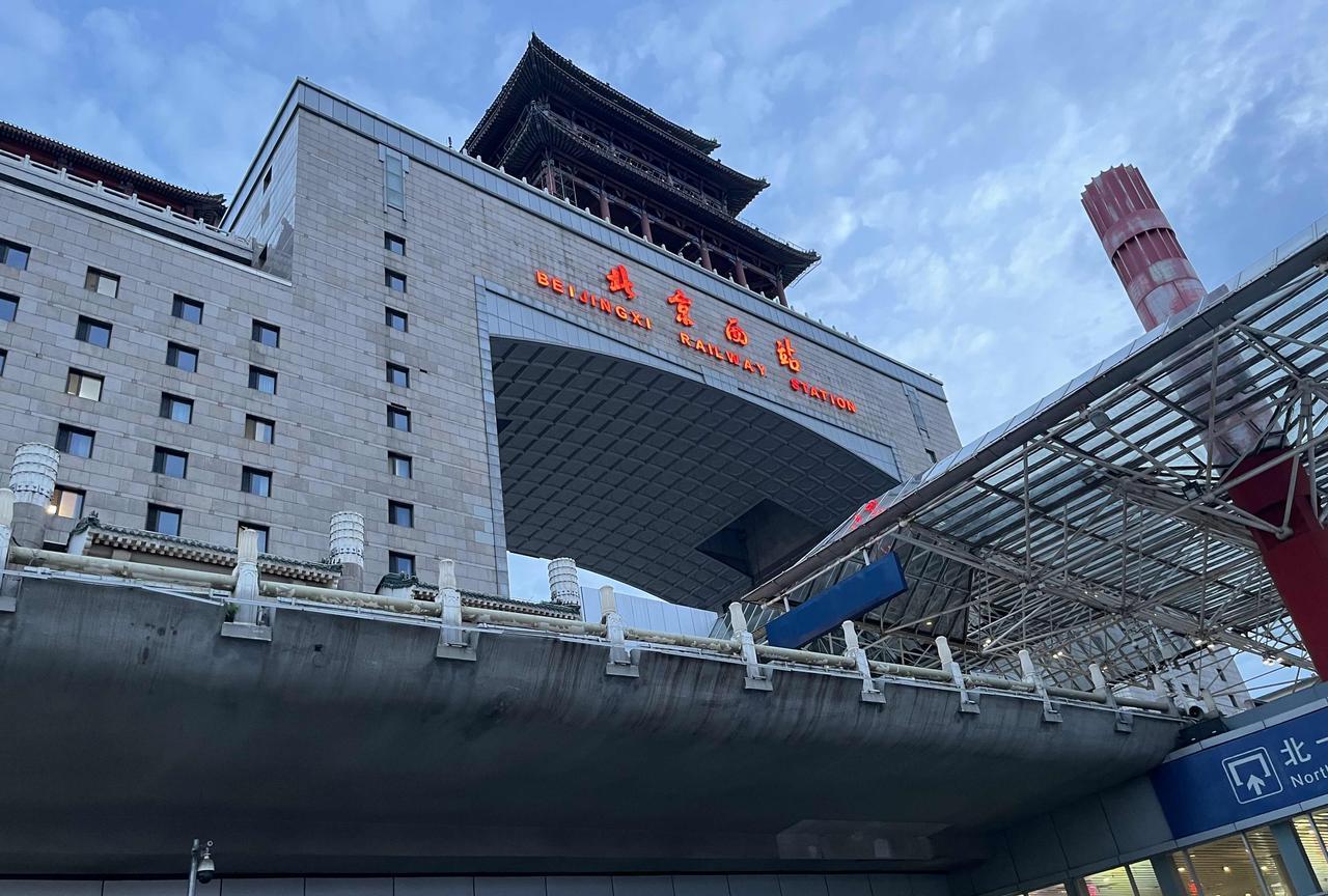 暑假过完了！车站外的人流少了很多，平常繁忙的街道，略显冷清。安检进站后，候车大