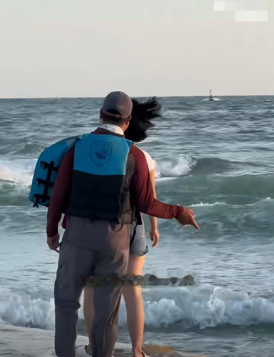 女子吐槽：在广西北海银滩，因拒坐快艇遭两个大男人当场围住滋扰。直到我拿起手机录像