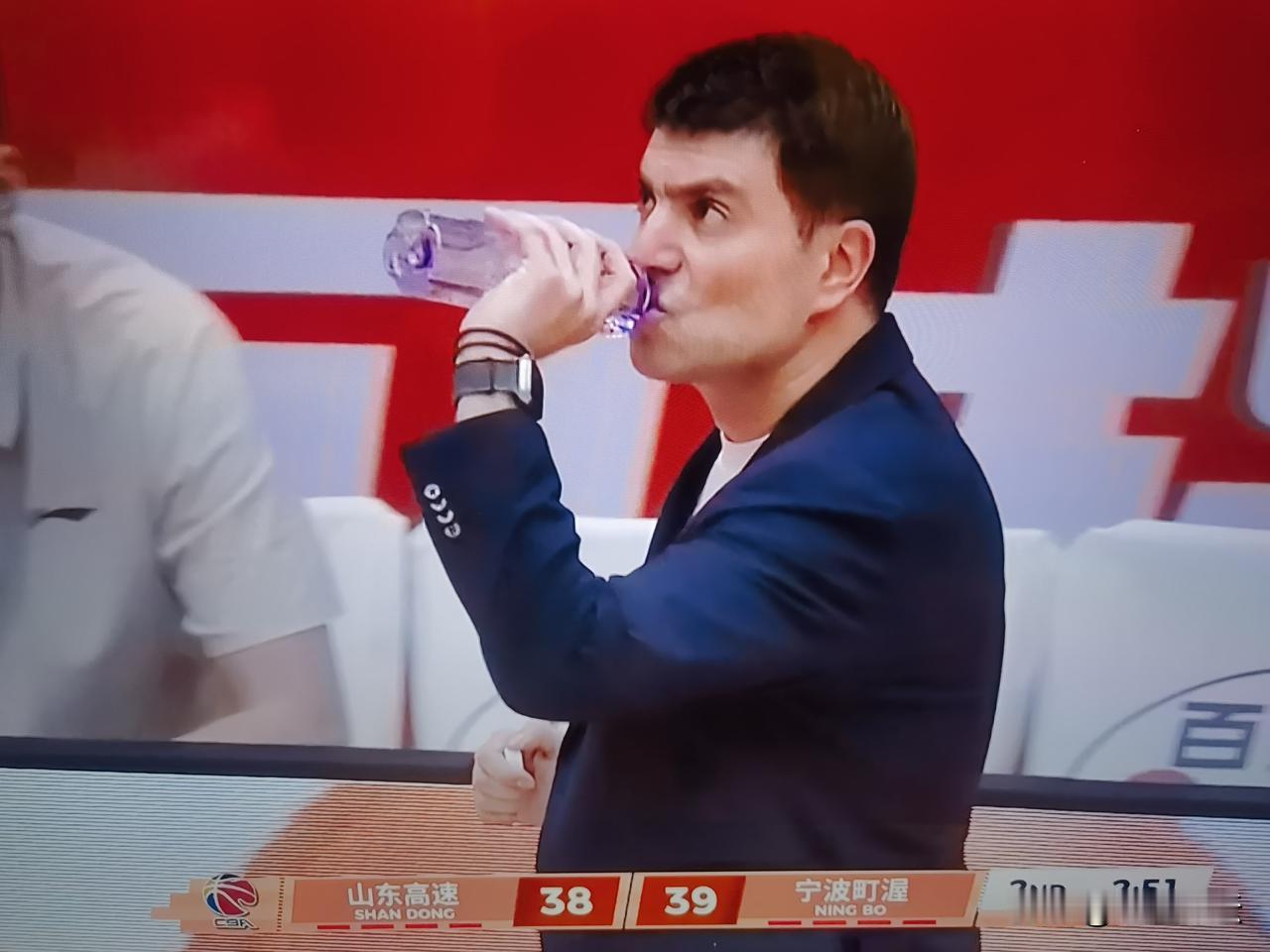 张兆旭到底说了什么？山东高速男篮在对阵宁波的比赛中，从比赛中可以看出，宁波男篮的