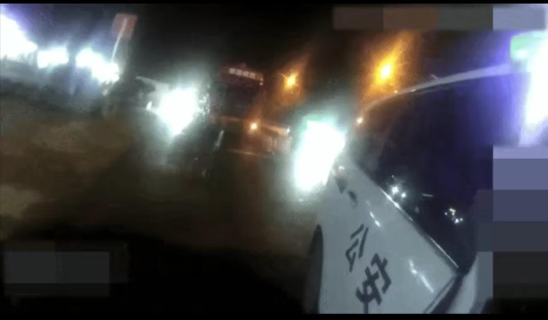 “交警同志，我马上就走！”晚上8点多，金华319省道路边，货车司机看到迎面走来的