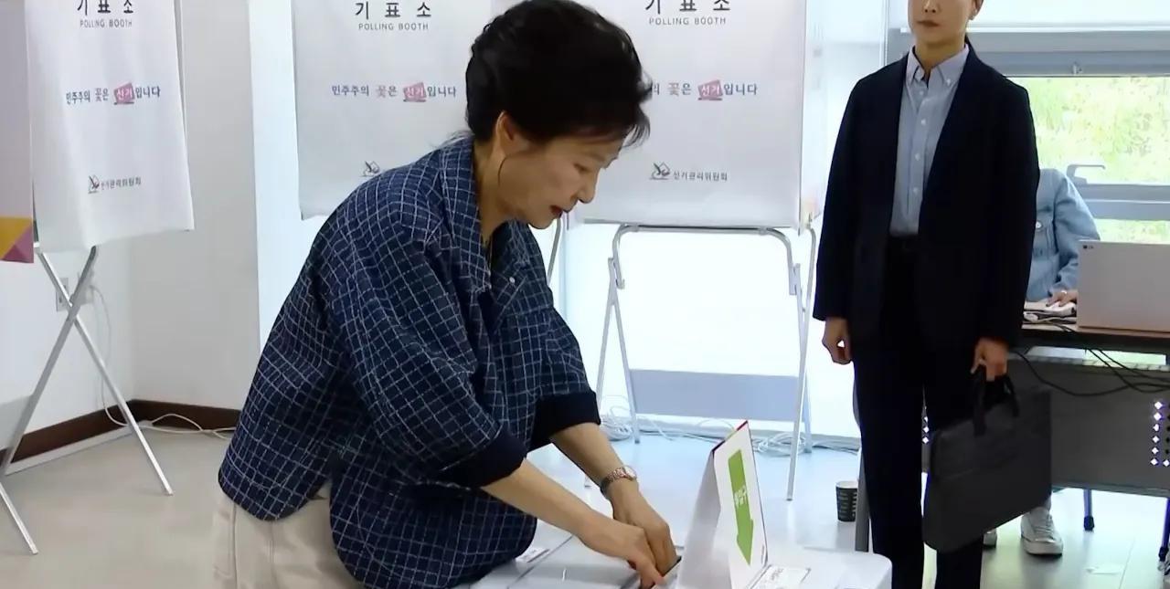 客观的说，朴槿惠已经这把年纪了出来站边其实对她根本没有什么好处，毕竟她也算九死一
