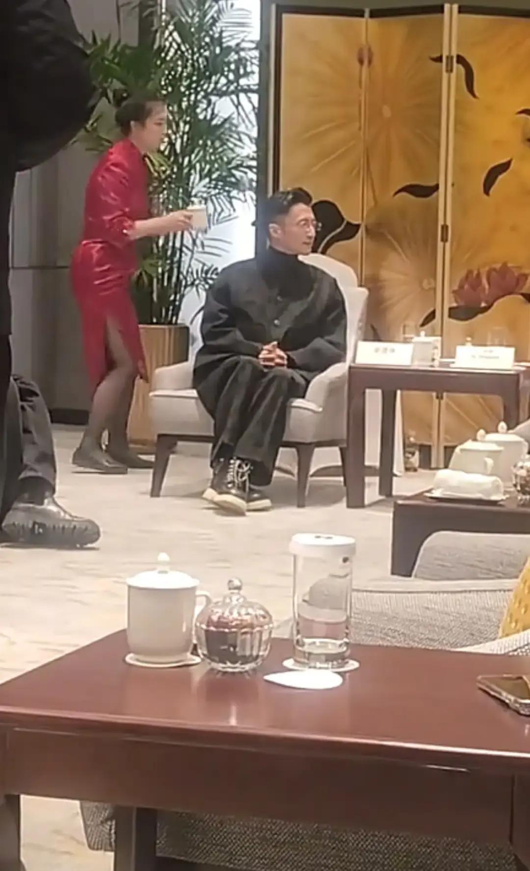 谢霆锋这人挺有意思。唱歌演戏出名，转头又搞美食品牌做生意。四十多了，还是香港娱乐