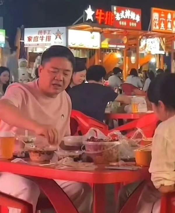 东哥真的太接地气了天热了，正是吃路边摊的好时候啊烤串，烤鱼，小龙虾…再来一罐